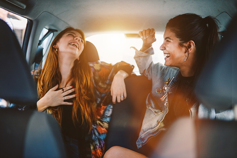 在布宜诺斯艾利斯,两个女孩坐在拼车车的后座上图片